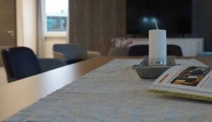 Tisch mit Kerze im Aufenthaltsraum Intensivpflege WG VitaConSana